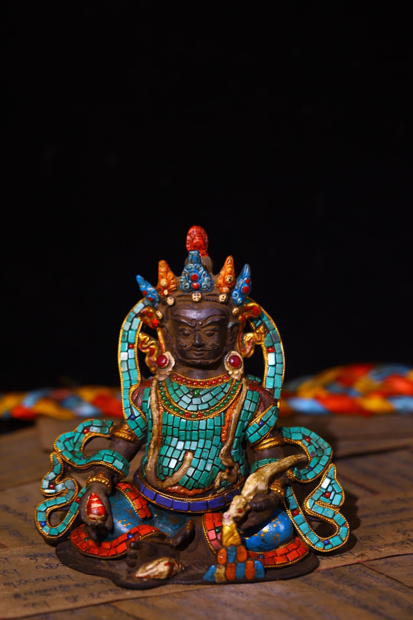 An Exquisite Bronze Inlaid Gems Statue of Mammon: An Exquisite Bronze Inlaid Gems Statue of Mammon Qing Dynasty, China Size:16cmx16cm Weight:1600g (The Dimensions Of All Batches Are Manually Measured.If You Need More Detailed Information, Please
