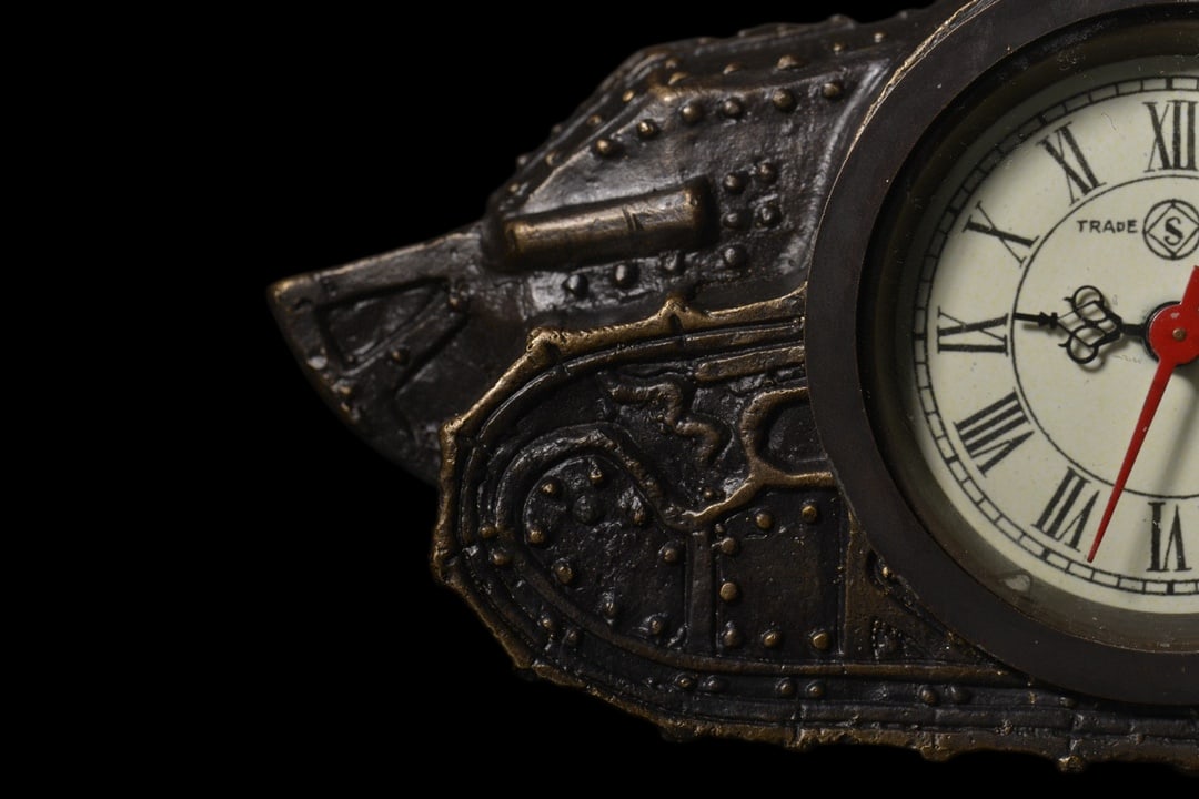 An Exquisite Bronze Tank-Shaped Clock - 3
