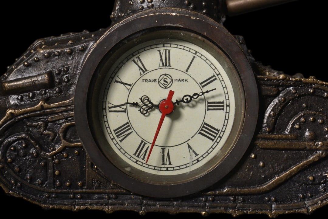 An Exquisite Bronze Tank-Shaped Clock - 4