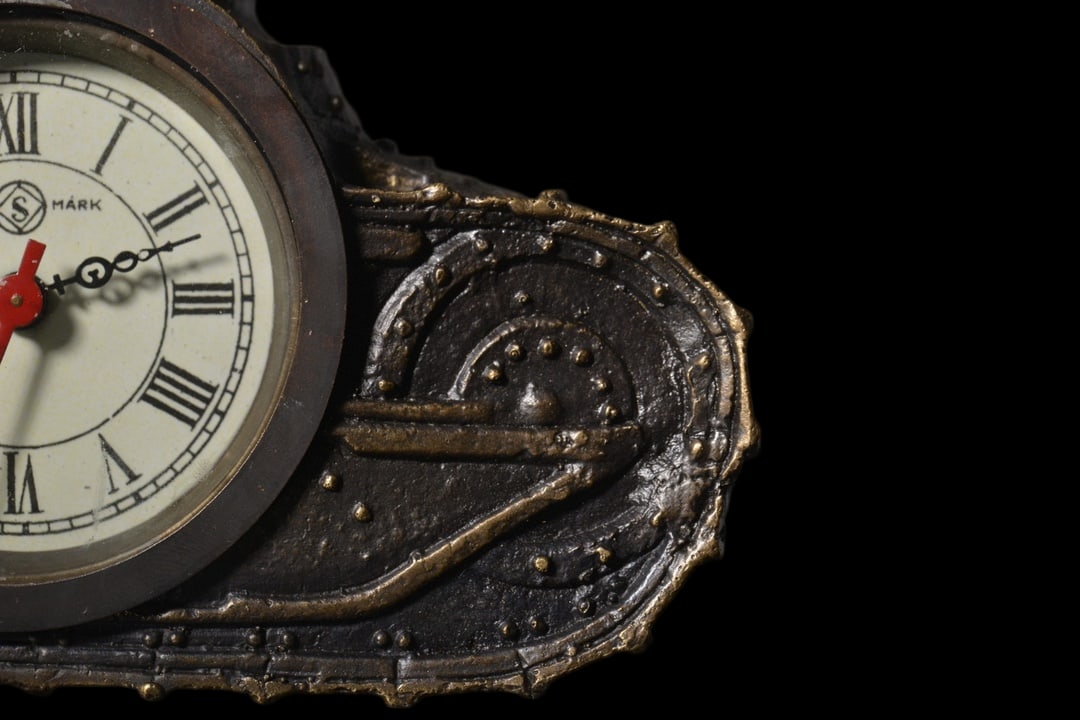 An Exquisite Bronze Tank-Shaped Clock - 5