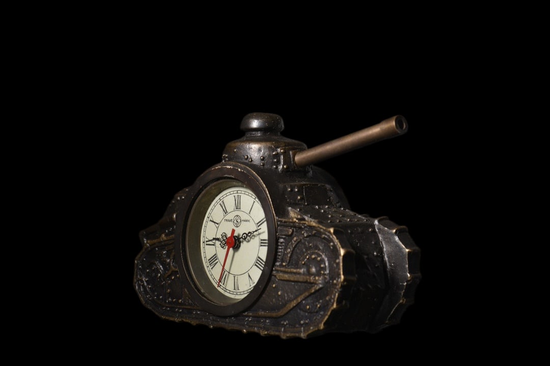 An Exquisite Bronze Tank-Shaped Clock - 6