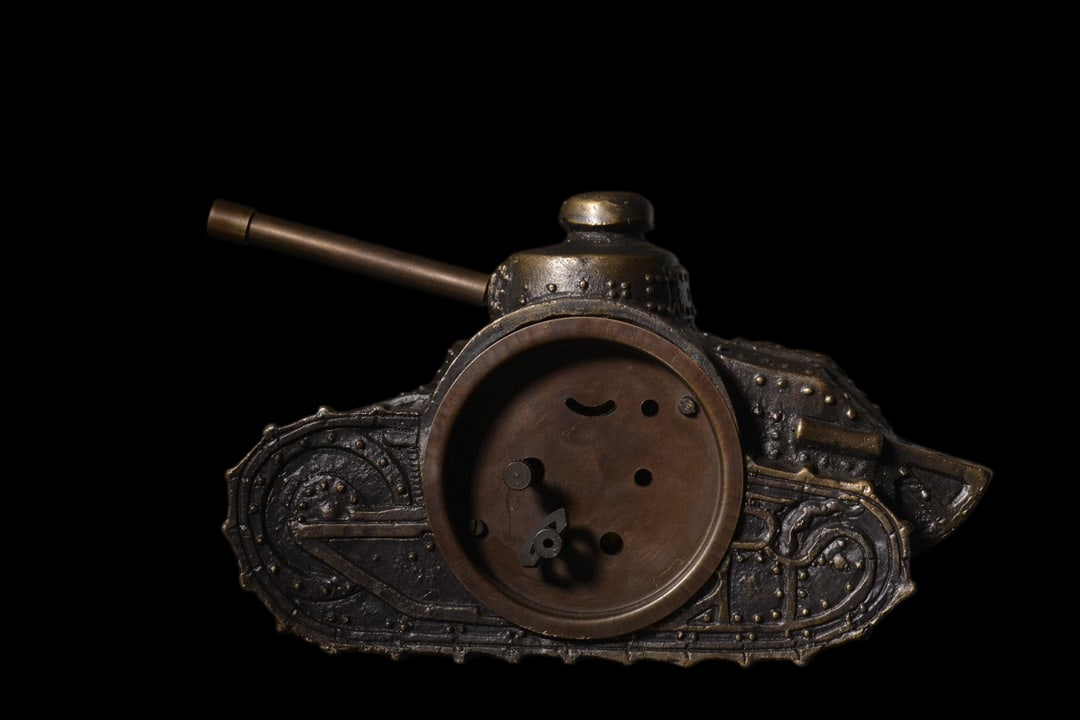 An Exquisite Bronze Tank-Shaped Clock - 7