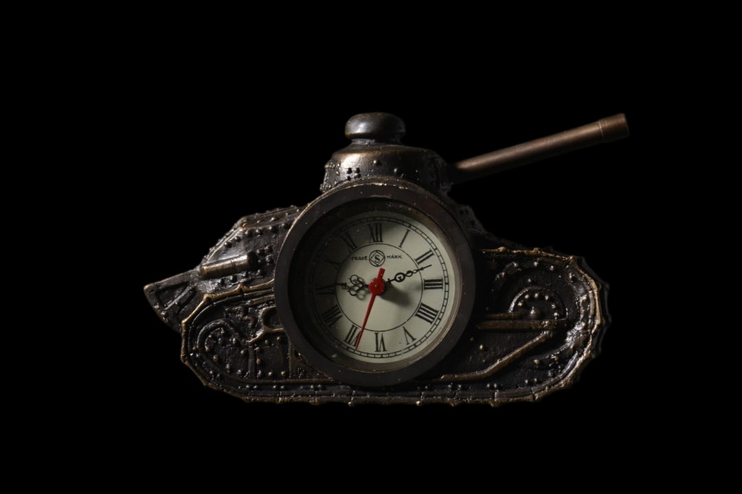 An Exquisite Bronze Tank-Shaped Clock - 9