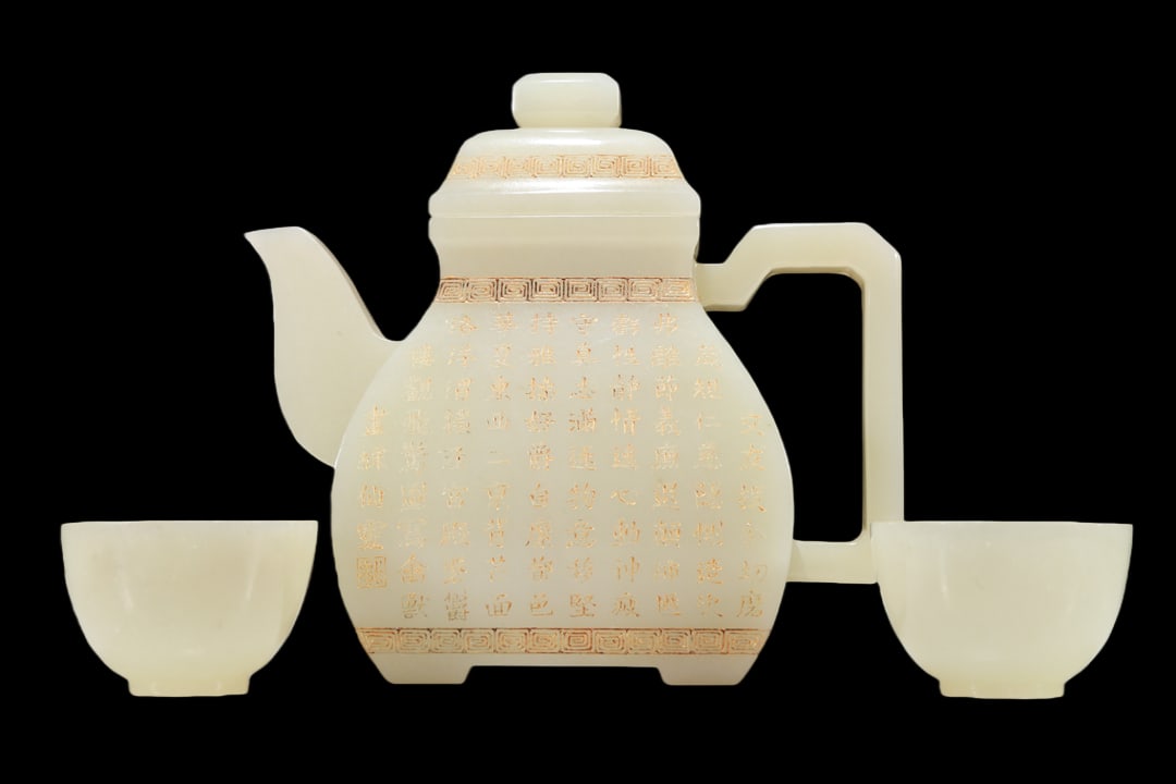 A Marvelous White Jade 'Poem' Teapot With Four Miniature Teacups: A Marvelous White Jade 'Poem' Teapot With Four Miniature Teacups. Chinese Qing Dynasty. Qianlong Four-Character Mark. Size:13cmx5cmx12cm. Weight:585g (The Dimensions Of All Batches Are Manually