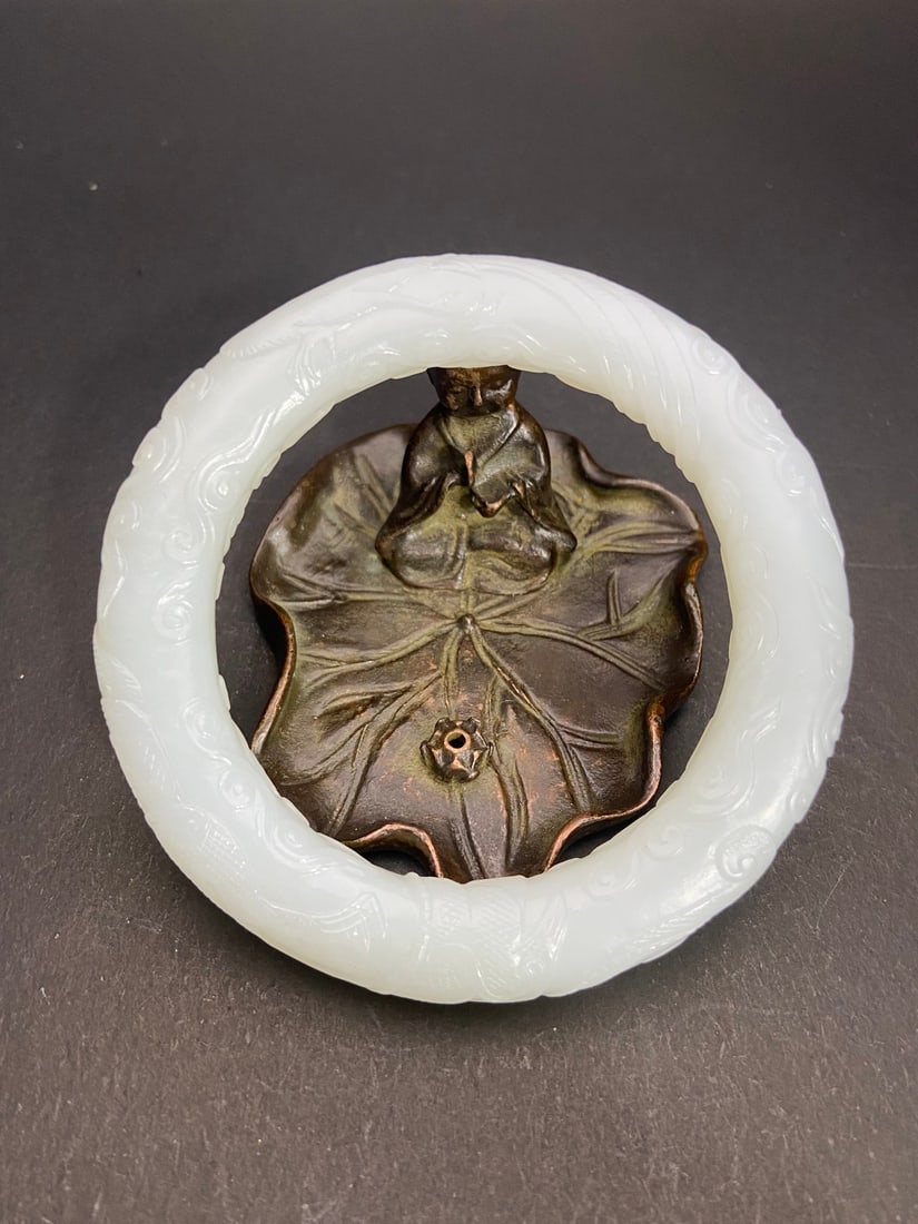 An Exquisite White Jade Dragon and Phoenix Pattern Bracelets: An Exquisite White Jade Dragon and Phoenix Pattern Bracelets Qing Dynasty, China Size:1.05cm Size:(inside diameter)58.6cm Weight:72g (The Dimensions Of All Batches Are Manually Measured.If You Need