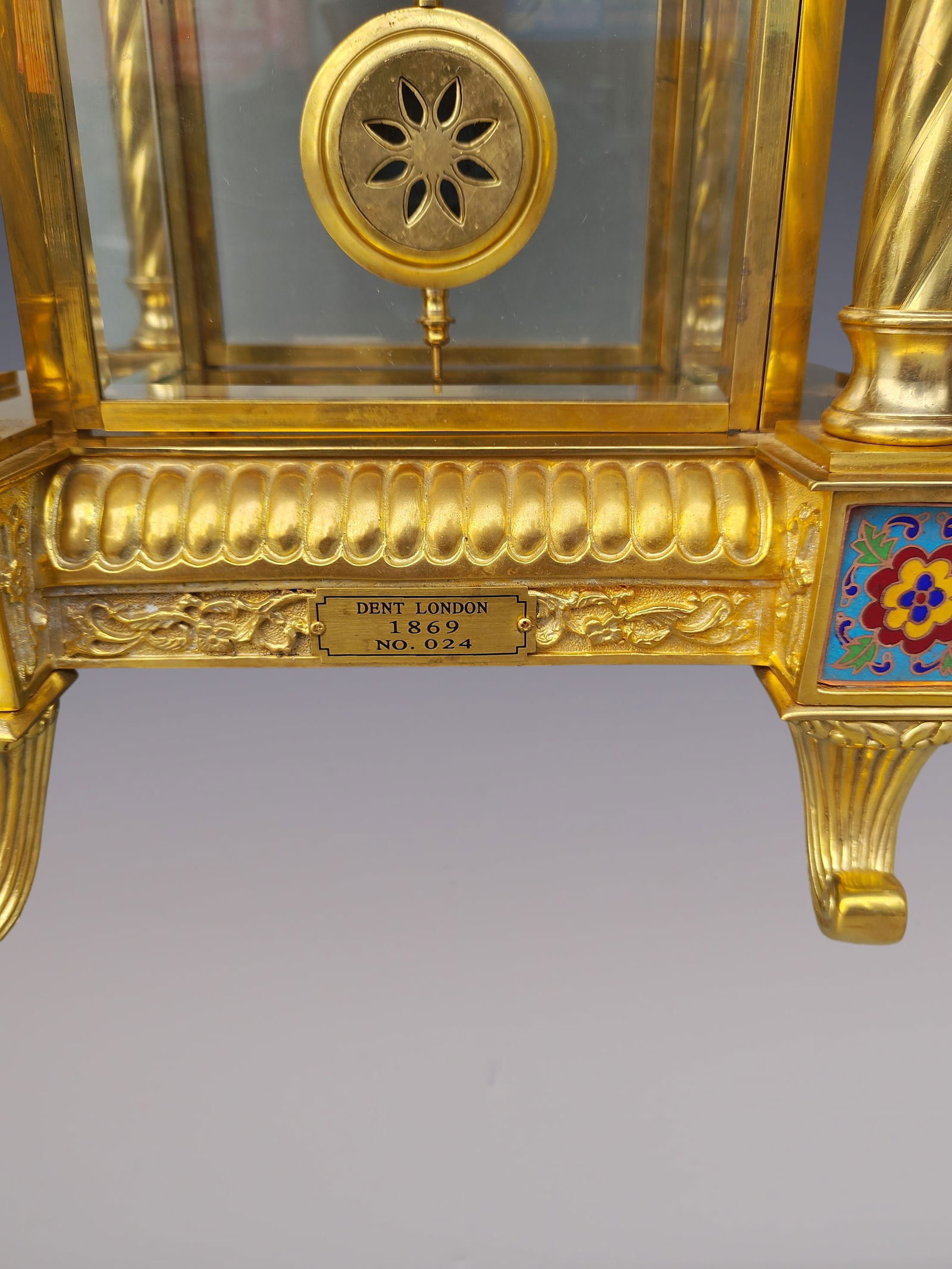 An Exquisite Gilt Bronze Lotus Pattern Clock - 7