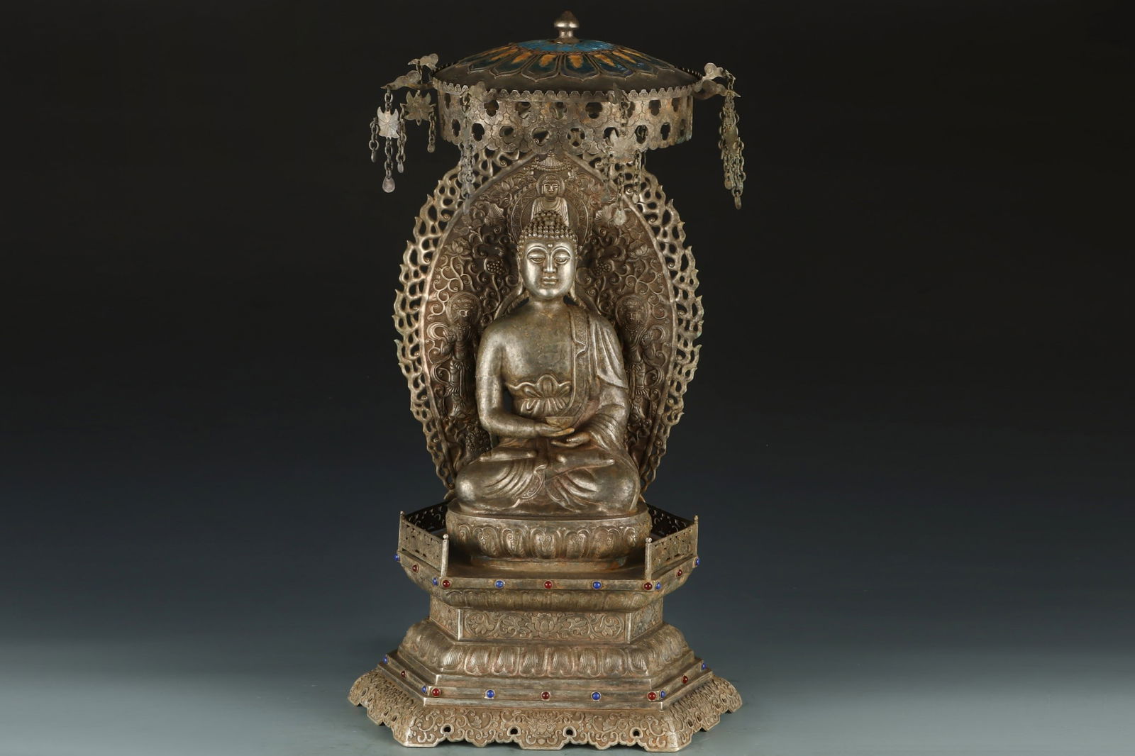 An Exquisite Silver Inlaid Gems Buddha Statue: An Exquisite Silver Inlaid Gems Buddha Statue Tang Dynasty, China Zhenguan Four-character Mark Size:52cmx28cm Weight:5103g (The Dimensions Of All Batches Are Manually Measured.If You Need More