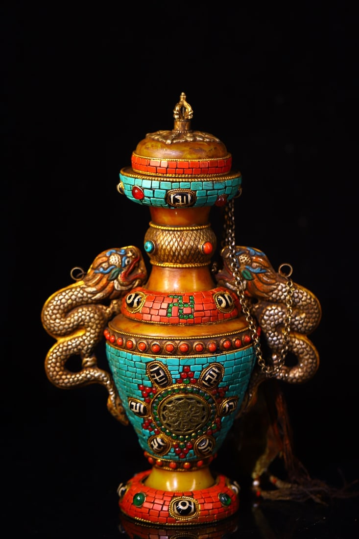 An Exquisite Amber Inlaid Gems Vase: An Exquisite Amber Inlaid Gems Vase Qing Dynasty, China Size:27cmx18cm Weight:960g (The Dimensions Of All Batches Are Manually Measured.If You Need More Detailed Information, Please Contact Our