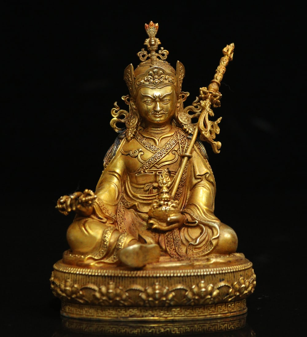 An Exquisite Gilt Bronze Buddha Statue Ornament: An Exquisite Gilt Bronze Buddha Statue Ornament Ming Dynasty, China Size:11cmx7.5cm Weight:583g (The Dimensions Of All Batches Are Manually Measured.If You Need More Detailed Information, Please