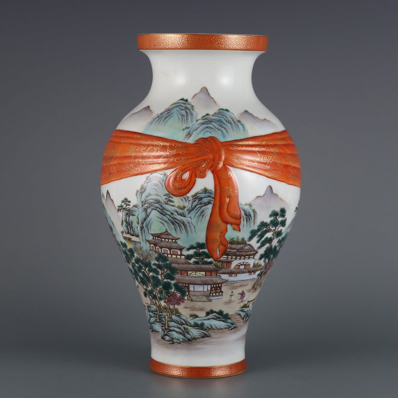 An Exquisite Famille-Rose Painted Gold Landscape Pattern Vase: An Exquisite Famille-Rose Painted Gold Landscape Pattern Vase Qing Dynasty, China Qianlong Six-character Mark Size:31cmx12cm (The Dimensions Of All Batches Are Manually Measured.If You Need More