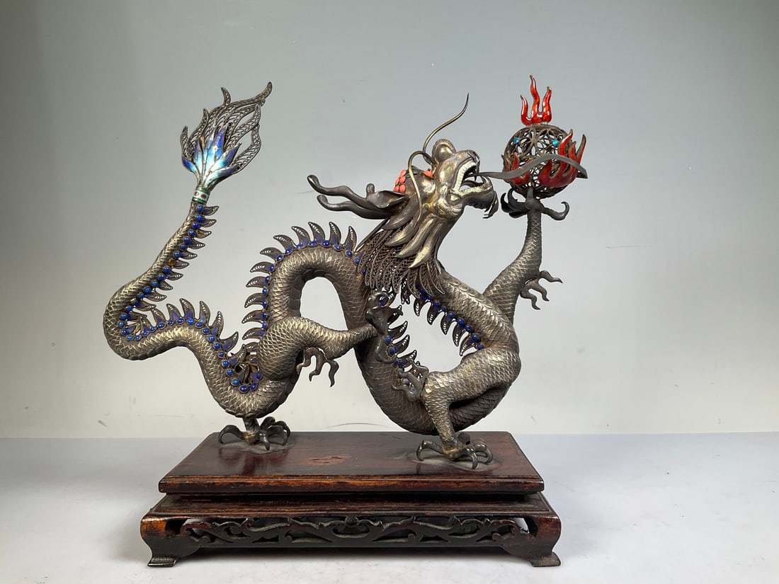 An Exquisite Silver Inlaid Gems Dragon Ornament: An Exquisite Silver Inlaid Gems Dragon Ornament Modern Time of China Size:24cmx26cm Weight:715g (The Dimensions Of All Batches Are Manually Measured.If You Need More Detailed Information, Please
