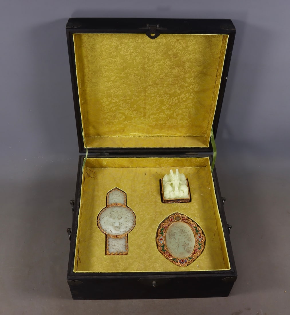 A Set of Fine White Jade Cover with Gold Inlaid Inlaid Gems Dragon Pattern Seal: A Set of Fine White Jade Cover with Gold Inlaid Inlaid Gems Dragon Pattern Seal Qing Dynasty, China Size:6.5cmx6cmx5cm Size:1cmx11.5cmx9cm Size:1cmx15cmx7cm Weight:640g (The Dimensions Of All