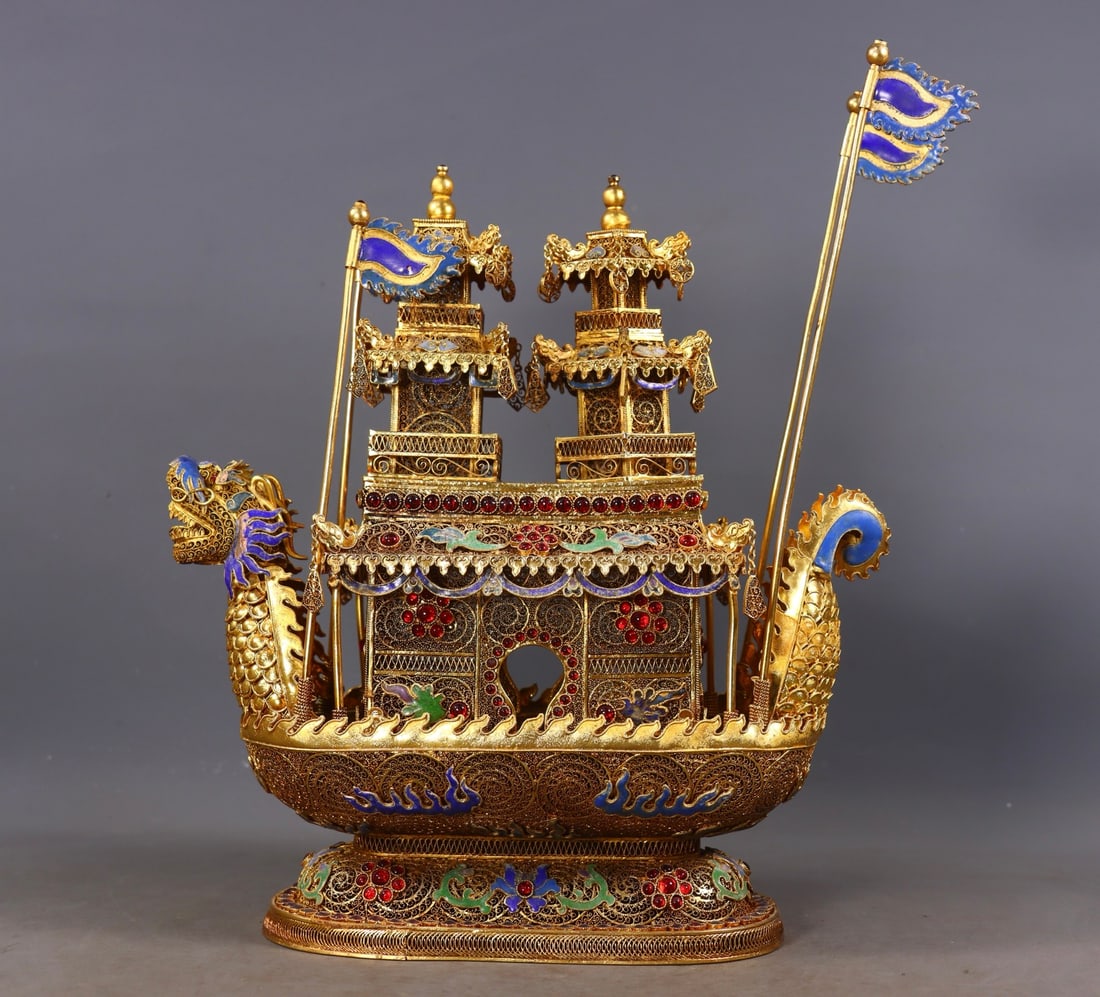 An Exquisite Gilt Bronze Inlaid Gems Ornament: An Exquisite Gilt Bronze Inlaid Gems Ornament Qing Dynasty, China Size:32cmx25cmx12cm Weight:1737g (The Dimensions Of All Batches Are Manually Measured.If You Need More Detailed Information, Please