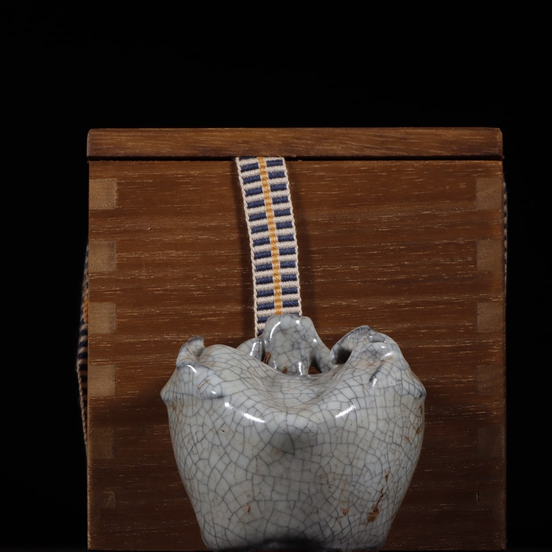 An Exquisite Ge yao Peach-Shaped Water Pot: An Exquisite Ge yao Peach-Shaped Water Pot Song Dynasty, China Size:6.5cmx7cm (The Dimensions Of All Batches Are Manually Measured.If You Need More Detailed Information, Please Contact Our Customer