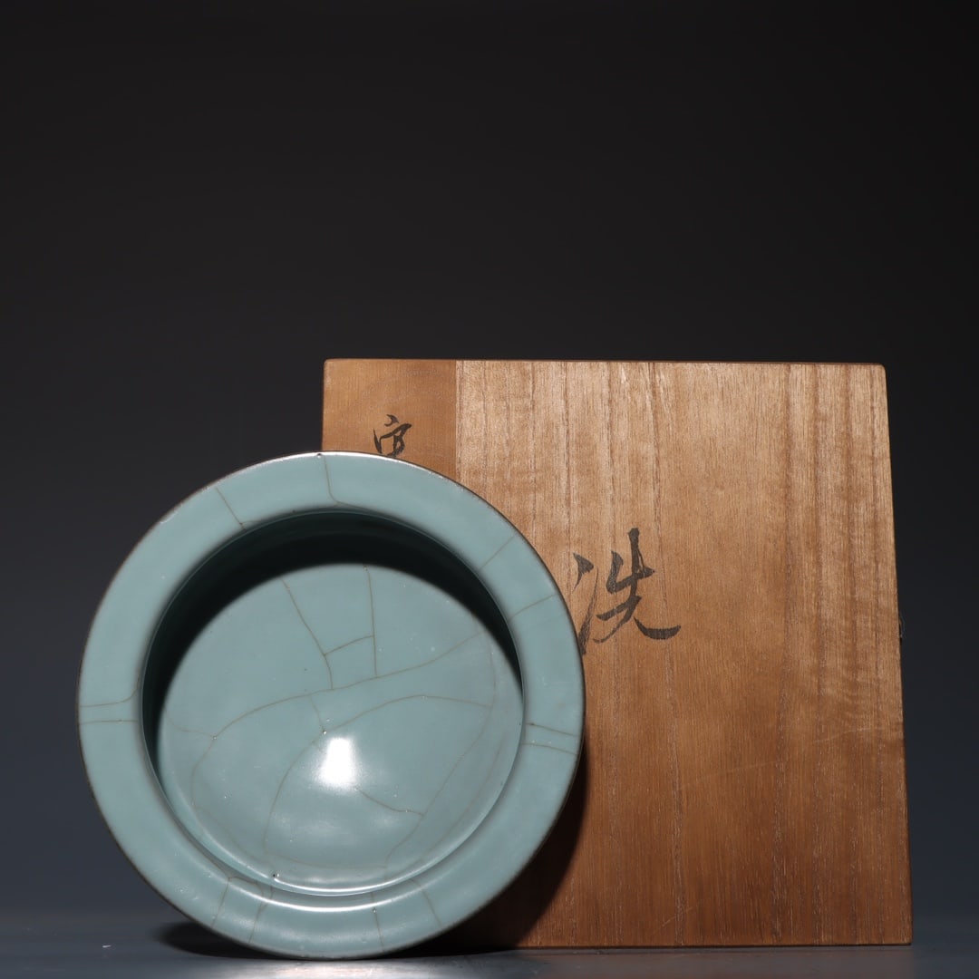 An Exquisite Guan yao Celadon Glazed Brush Washer: An Exquisite Guan yao Celadon Glazed Brush Washer Song Dynasty, China Size:6cmx18cm (The Dimensions Of All Batches Are Manually Measured.If You Need More Detailed Information, Please Contact Our