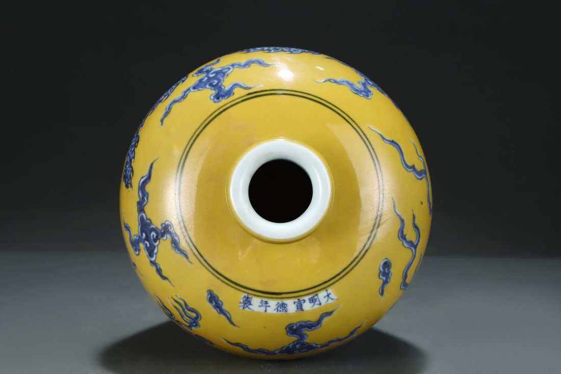 An Exquisite Blue and White Dragon Pattern Vase - 4