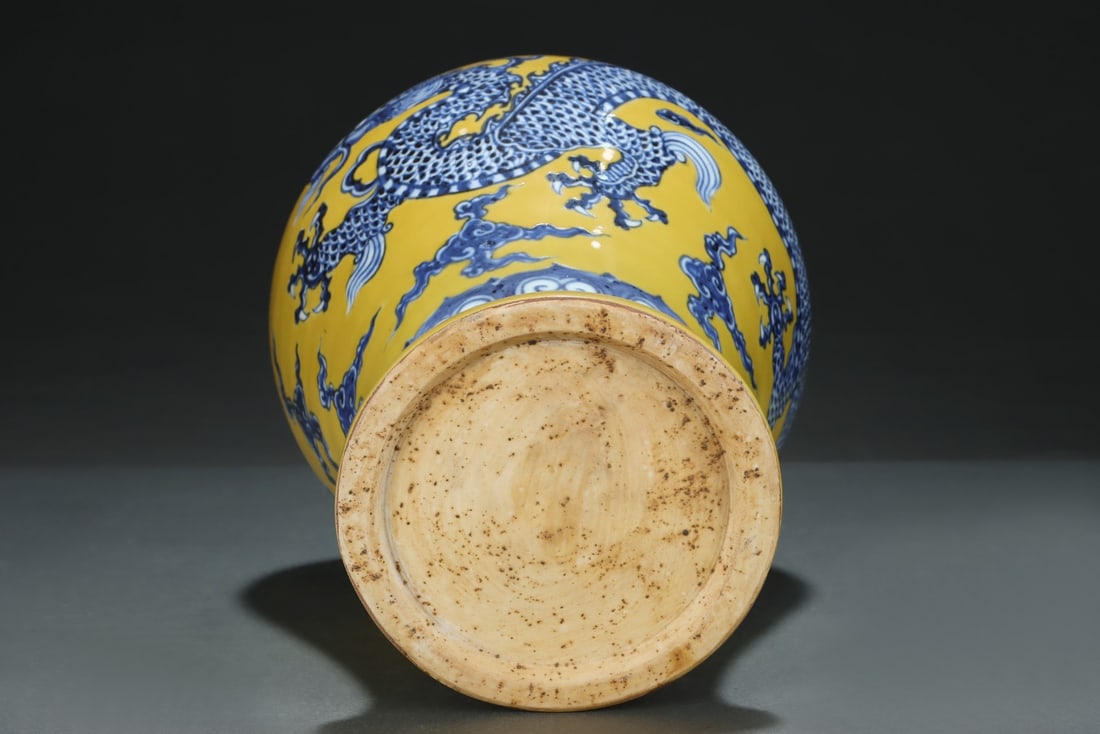 An Exquisite Blue and White Dragon Pattern Vase - 5