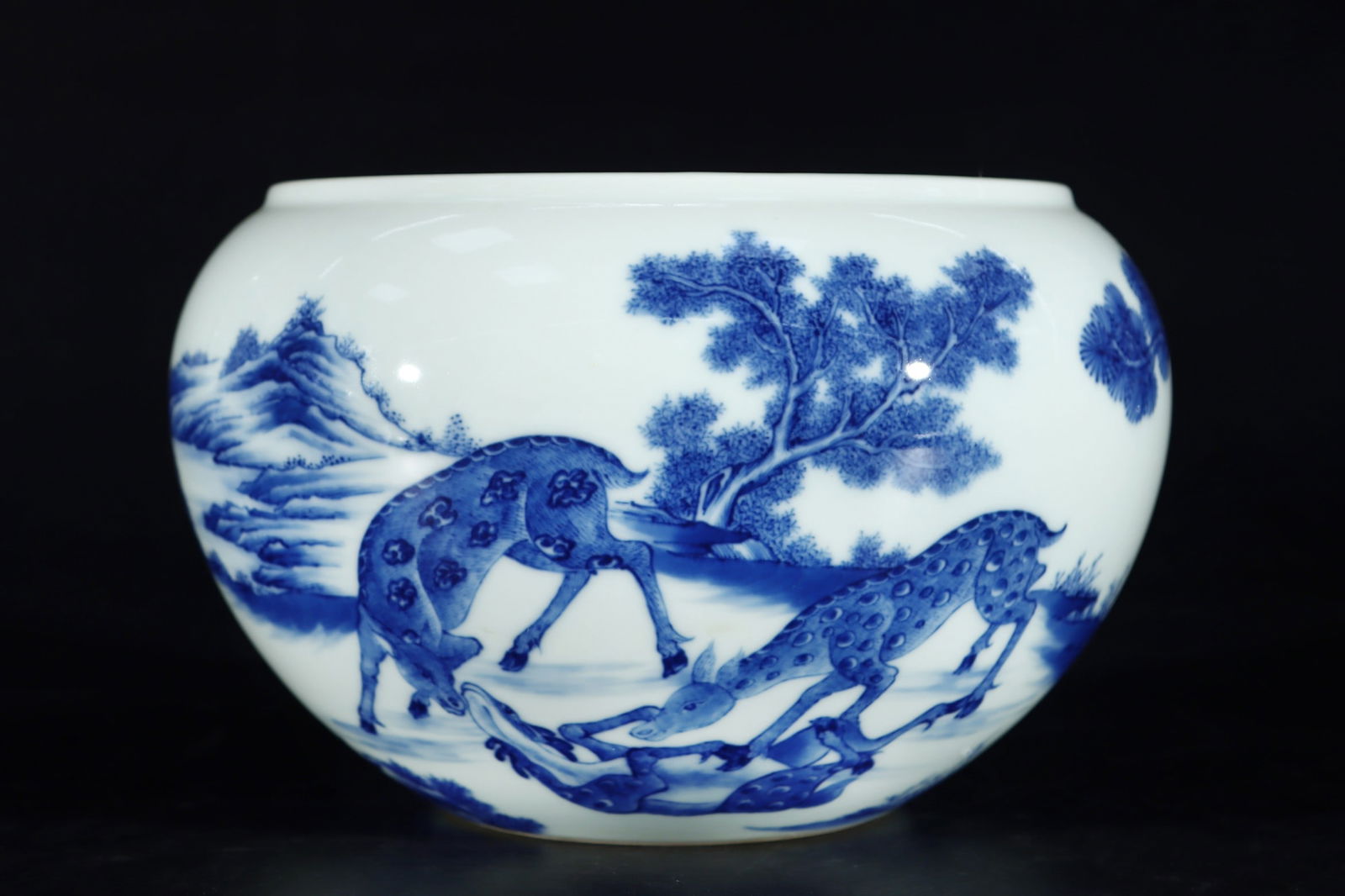 An Exquisite Blue and White Pine Pattern Deer Pattern Brush Washer: An Exquisite Blue and White Pine Pattern Deer Pattern Brush Washer Qing Dynasty, China Yongzheng Six-character Mark Size:13cmx16.2cm (The Dimensions Of All Batches Are Manually Measured.If You Need
