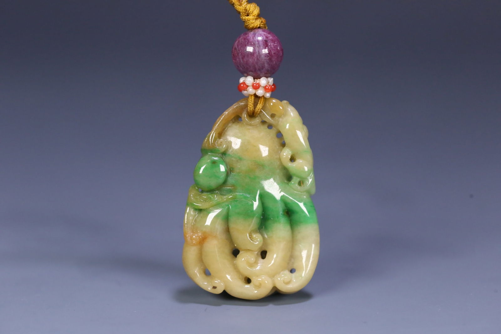 An Exquisite Jadeite Bergamot Pattern Pendant: An Exquisite Jadeite Bergamot Pattern Pendant Qing Dynasty, China Size:4cmx2.7cmx0.8cm Weight:16.5g (The Dimensions Of All Batches Are Manually Measured.If You Need More Detailed Information, Please C