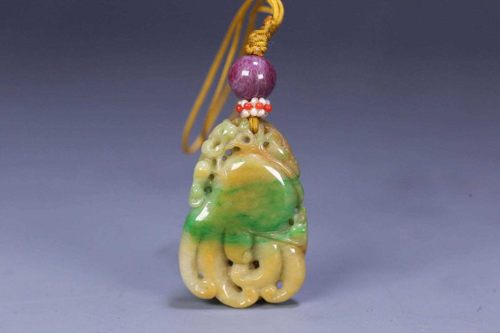 An Exquisite Jadeite Bergamot Pattern Pendant - 2