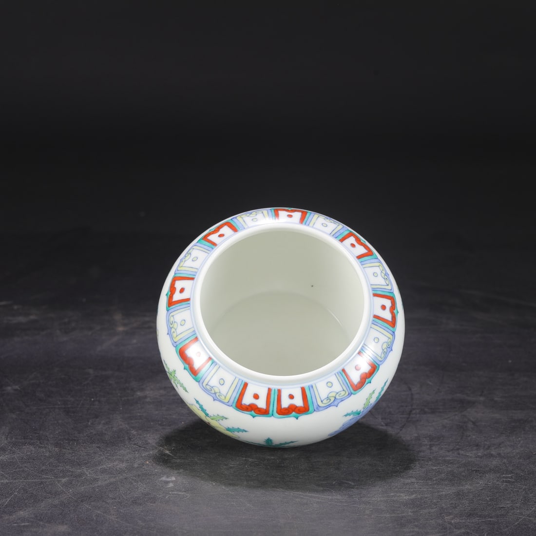 An Exquisite Doucai Lotus Pattern Brush Washer - 3