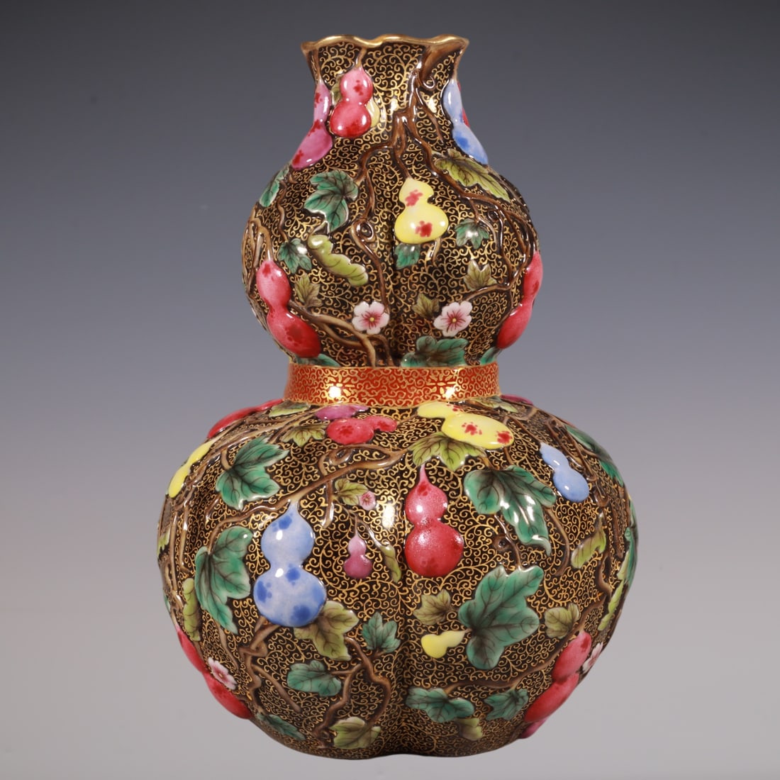 An Exquisite Enamel Melon and Fruit Pattern Gourd-Shaped Vase - 5