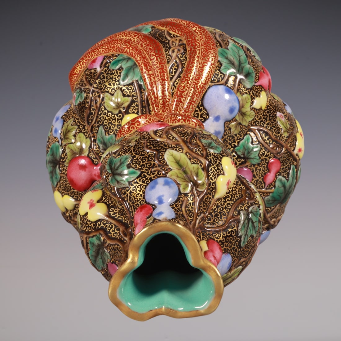 An Exquisite Enamel Melon and Fruit Pattern Gourd-Shaped Vase - 7