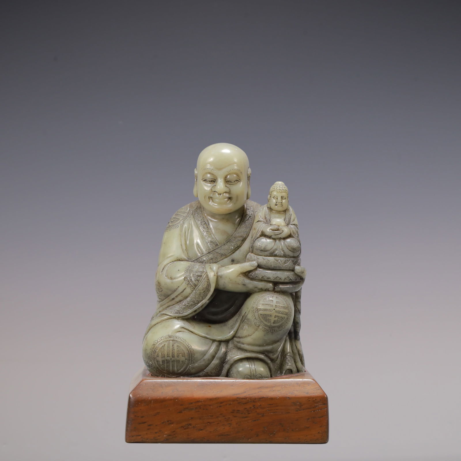 A Exquisite Shoushan Stone Buddha statue Ornament: A Exquisite Shoushan Stone Buddha statue Ornament Qing Dynasty, China Size:7.5cmx5.3cmx11.2cm Weight:600g (The Dimensions Of All Batches Are Manually Measured.If You Need More Detailed Information,