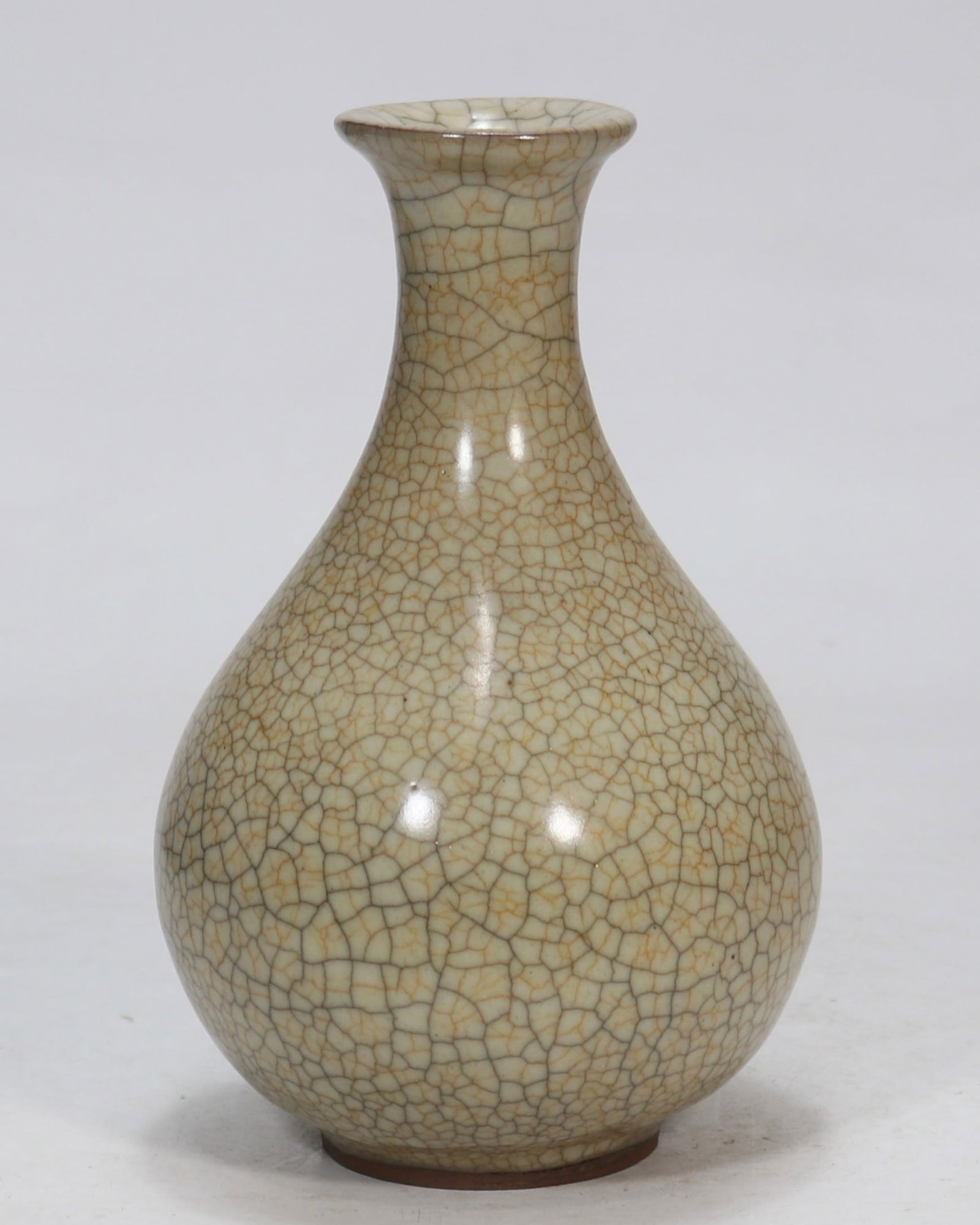 An Exquisite Ge yao Yellow Glazed Vase: An Exquisite Ge yao Yellow Glazed Vase Song Dynasty, China Size:19cmx5.3cm (The Dimensions Of All Batches Are Manually Measured.If You Need More Detailed Information, Please Contact Our Customer