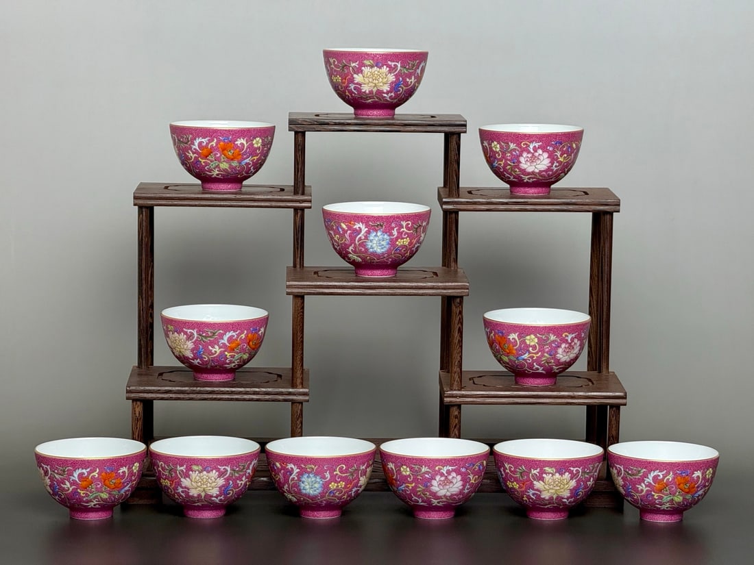 A Set of Fine Ruby Red-Glazed Painted Gold Lotus Pattern Flower Pattern Cup: A Set of Fine Ruby Red-Glazed Painted Gold Lotus Pattern Flower Pattern Cup Qing Dynasty, China Qianlong Four-character Mark Size:4.5cmx7.2cm (The Dimensions Of All Batches Are Manually Measured.If