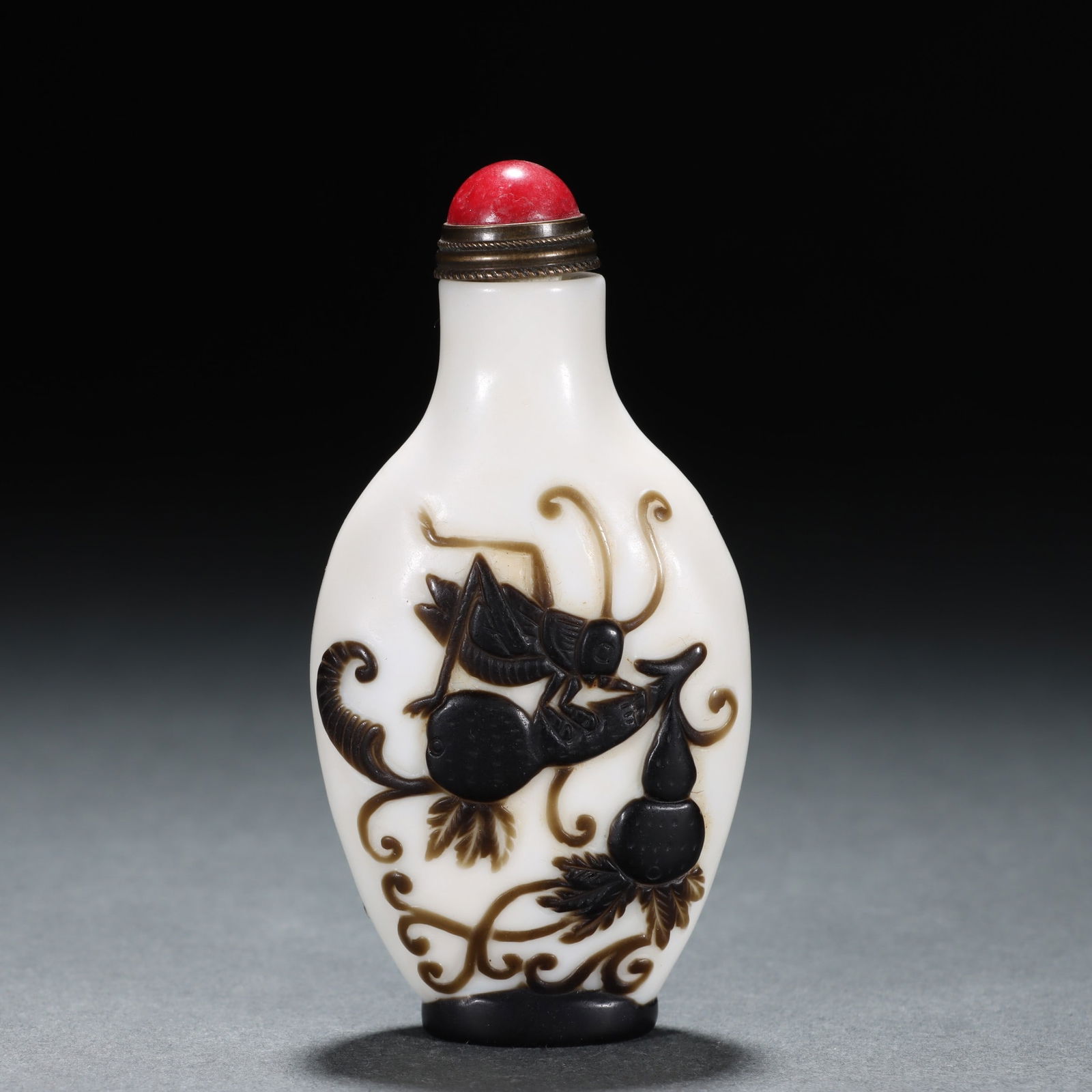 An Exquisite Glass Insect Pattern Snuff Bottle: An Exquisite Glass Insect Pattern Snuff Bottle Qing Dynasty, China Size:3.9cmx7.8cm Weight:51g (The Dimensions Of All Batches Are Manually Measured.If You Need More Detailed Information, Please