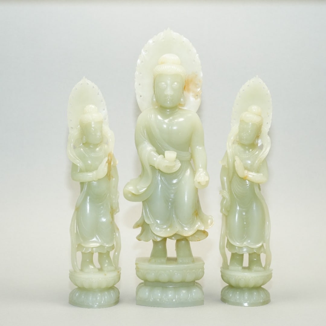A Set of Fine White Jade Buddha Statue Ornament: A Set of Fine White Jade Buddha Statue Ornament Qing Dynasty, China Size:10cmx4.5cmx29cm Weight:1434g Size:5.3cmx3.7cmx23cm Weight:505g Size:5.1cmx4.2cmx23.5cm Weight:537g (The Dimensions Of All