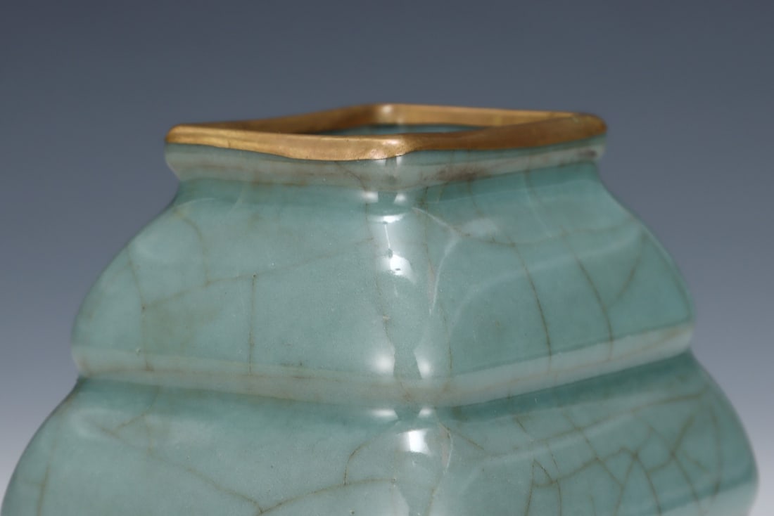 An Exquisite Guan yao Vase - 4