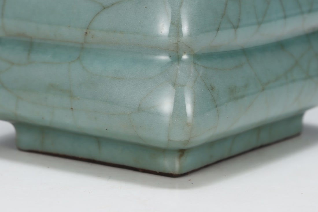 An Exquisite Guan yao Vase - 5