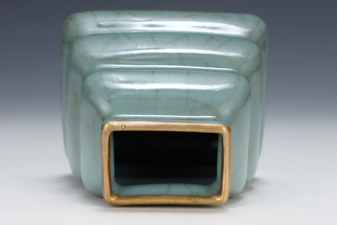 An Exquisite Guan yao Vase - 7