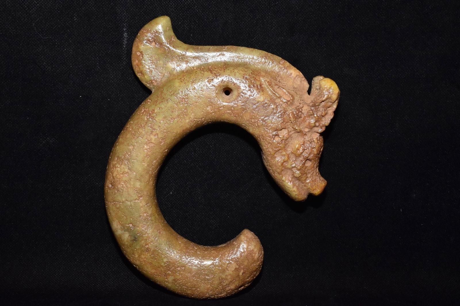 An Exquisite Hemo Jade Dragon Ornament: An Exquisite Hemo Jade Dragon Ornament Hongshan Culture Size:15cmx18cm Weight:780g (The Dimensions Of All Batches Are Manually Measured.If You Need More Detailed Information, Please Contact Our Custom