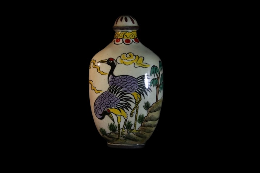 An Exquisite Cloisonne Pine and Crane Pattern Snuff Bottle: An Exquisite Cloisonne Pine and Crane Pattern Snuff Bottle Qing Dynasty, China Qianlong Four-character Mark Size:4cmx7.5cmx2.5cm (The Dimensions Of All Batches Are Manually Measured.If You Need
