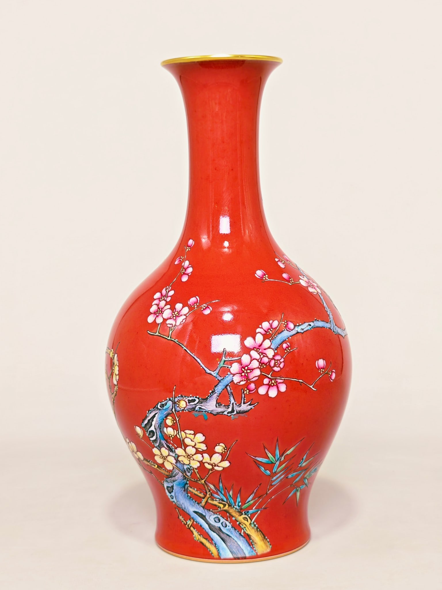 An Exquisite Famille-Rose Flower Pattern Vase: An Exquisite Famille-Rose Flower Pattern Vase Qing Dynasty, China Qianlong Six-character Mark Size:32.5cmx17cm (The Dimensions Of All Batches Are Manually Measured.If You Need More Detailed