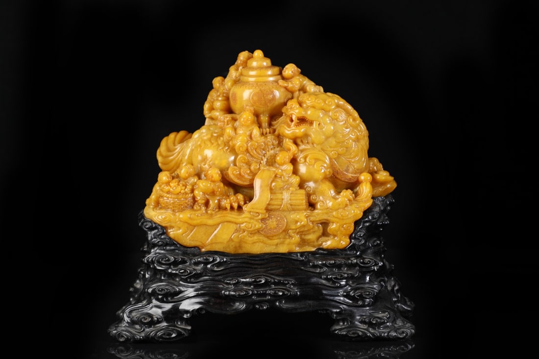 An Exquisite Shoushan Stone Auspicious Beast Ornament: An Exquisite Shoushan Stone Auspicious Beast Ornament Qing Dynasty, China Size:19cmx22cmx11cm Weight:5385g (The Dimensions Of All Batches Are Manually Measured.If You Need More Detailed