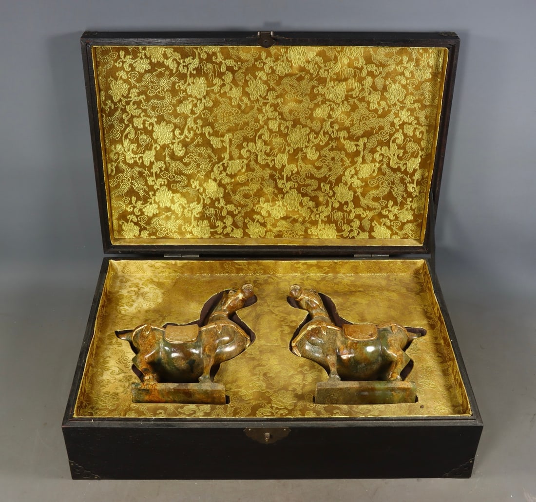 A Pair of Exquisite White Jade Cover with Gold Horse Ornament: A Pair of Exquisite White Jade Cover with Gold Horse Ornament Han Dynasty, China Size:21.5cmx18cmx7cm Weight:4060g (The Dimensions Of All Batches Are Manually Measured.If You Need More Detailed