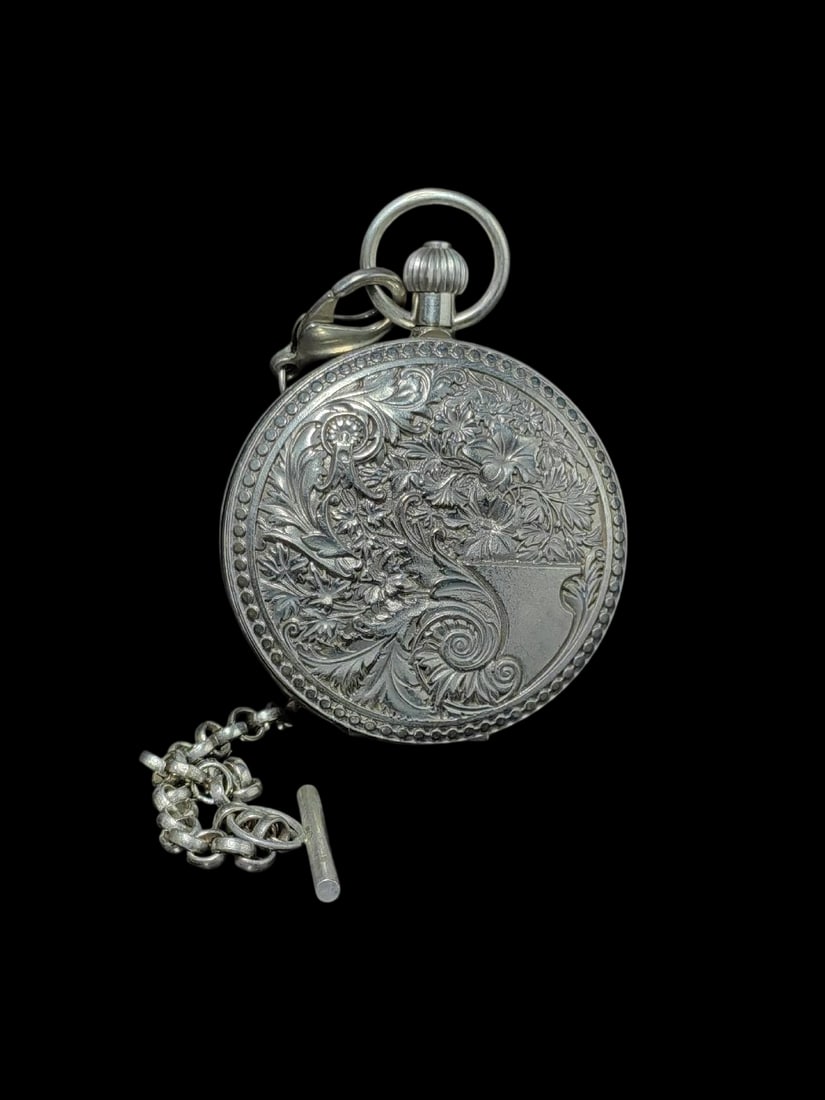 An Exquisite Silver Lotus Pattern Pocket watch: An Exquisite Silver Lotus Pattern Pocket watch Qing Dynasty, China Size:5.5cm (The Dimensions Of All Batches Are Manually Measured.If You Need More Detailed Information, Please Contact Our Customer
