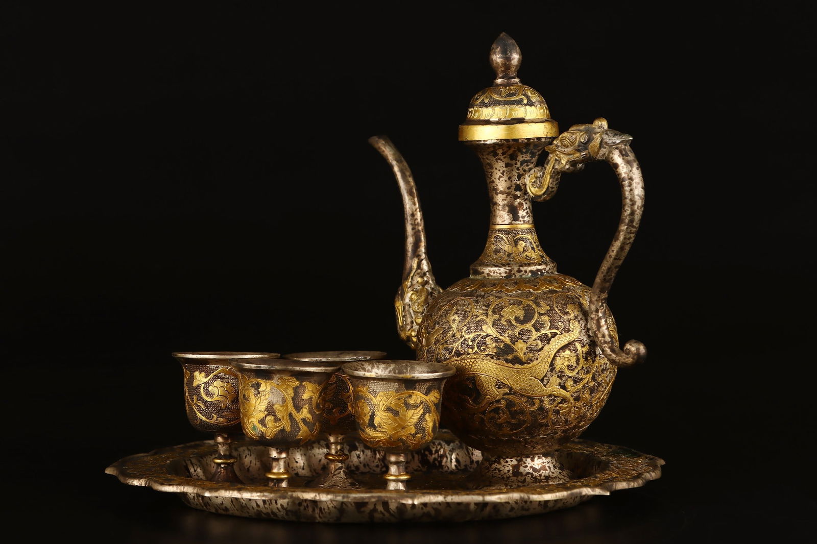 A Set of Fine Gilt Bronze Lotus Pattern Ewer Cup: A Set of Fine Gilt Bronze Lotus Pattern Ewer Cup Tang Dynasty, China Size:23cmx18cmx19cm Weight:1024g (The Dimensions Of All Batches Are Manually Measured.If You Need More Detailed Information,
