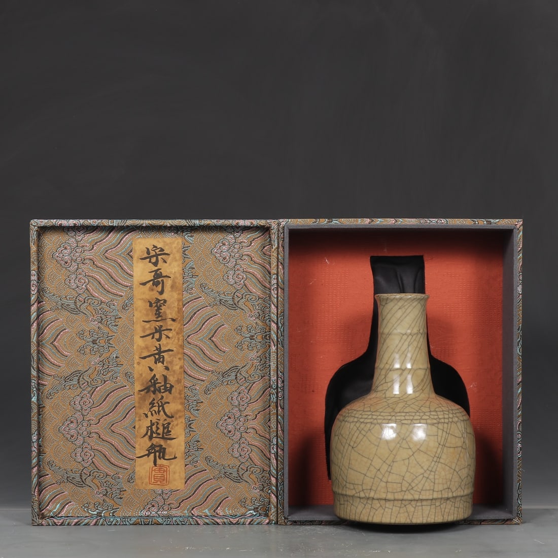 An Exquisite Ge yao Yellow Glazed Vase: An Exquisite Ge yao Yellow Glazed Vase Song Dynasty, China Size:22cmx14.5cm (The Dimensions Of All Batches Are Manually Measured.If You Need More Detailed Information, Please Contact Our Customer