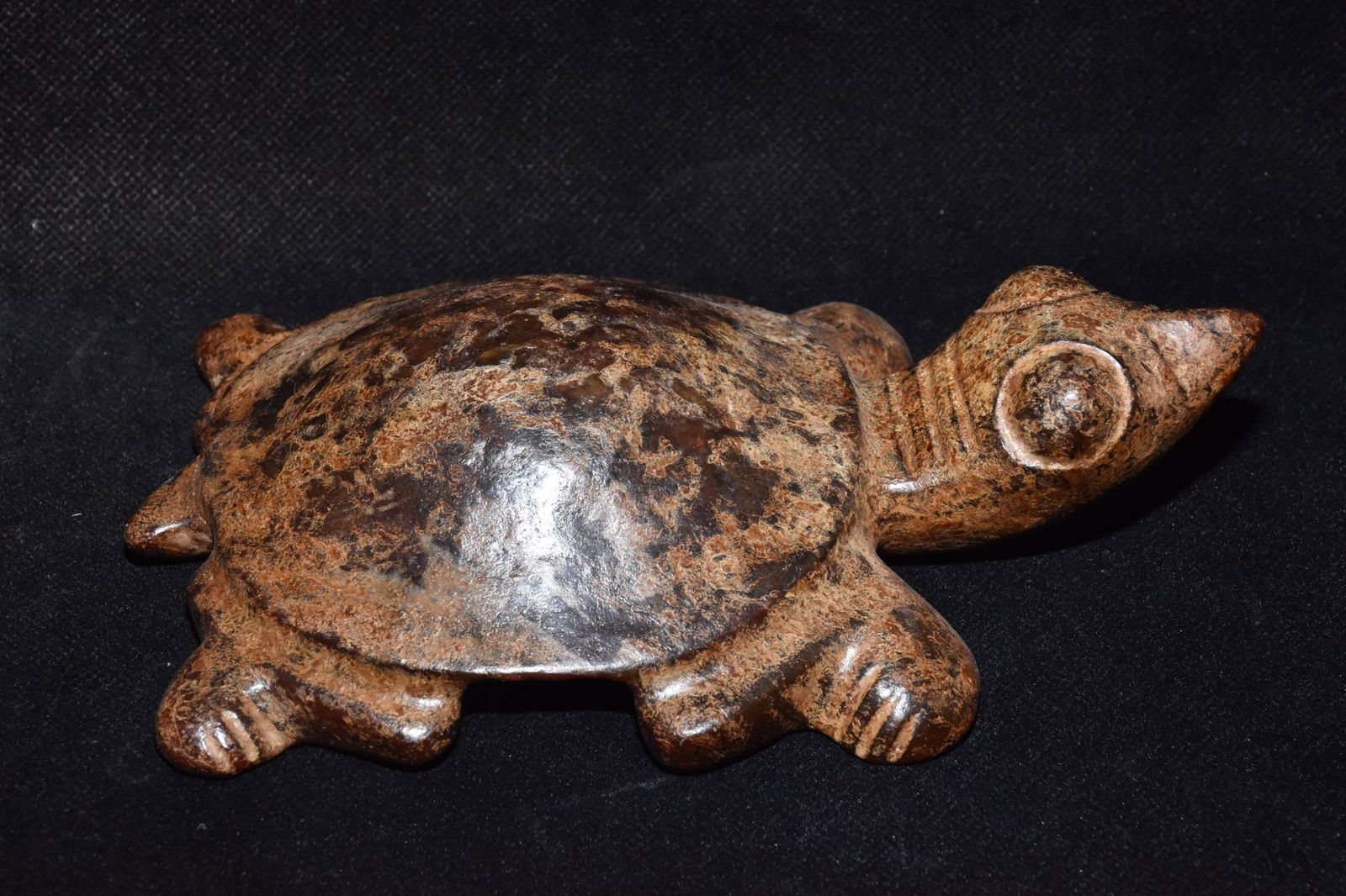 An Exquisite Hemo Jade Turtle Ornament: An Exquisite Hemo Jade Turtle Ornament Hongshan Culture Size:10.5cmx18cm Weight:700g (The Dimensions Of All Batches Are Manually Measured.If You Need More Detailed Information, Please Contact Our Cust