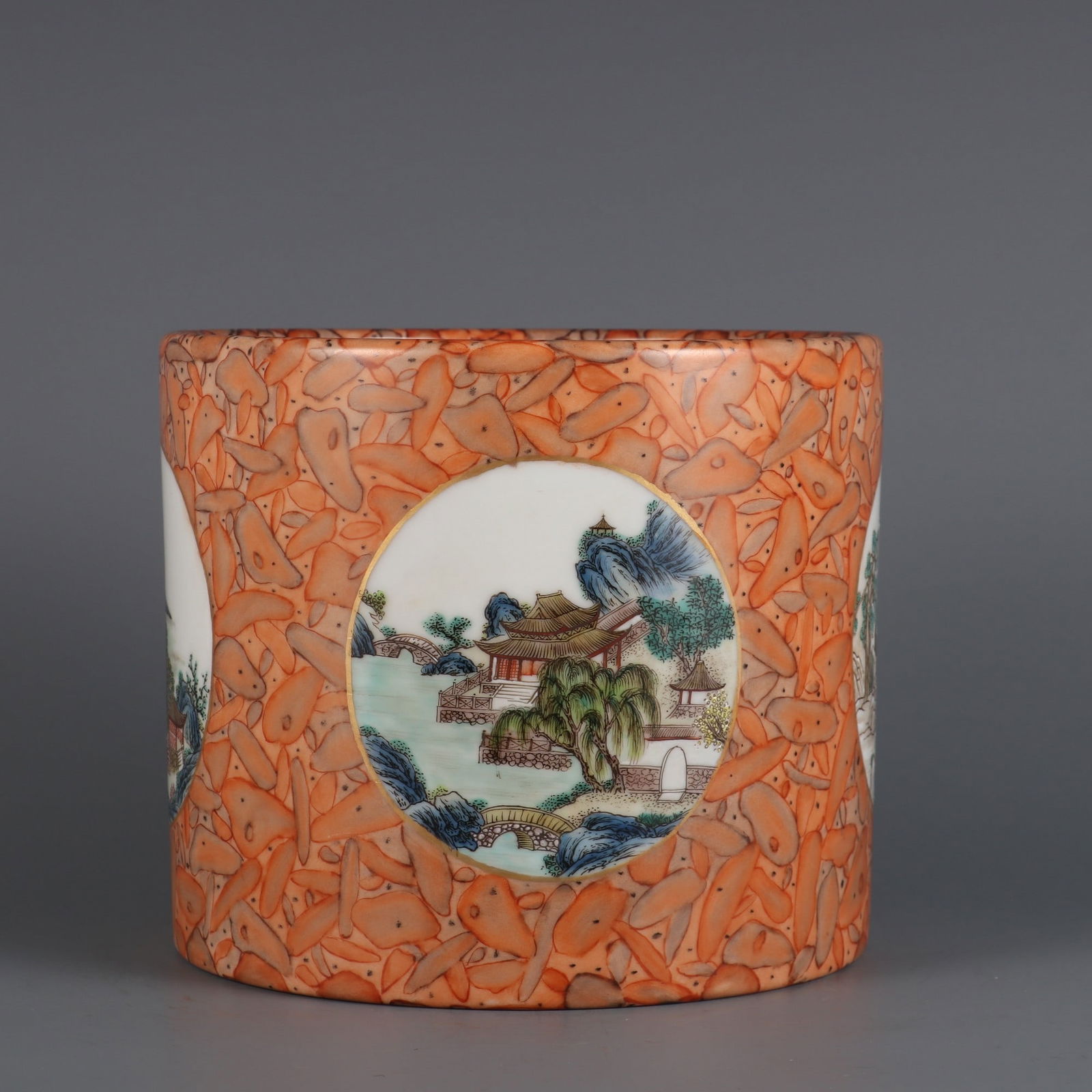 An Exquisite Famille-Rose Landscape Pattern Brush Pot: An Exquisite Famille-Rose Landscape Pattern Brush Pot Qing Dynasty, China Qianlong Six-character Mark Size:16cmx18.5cm (The Dimensions Of All Batches Are Manually Measured.If You Need More Detailed In