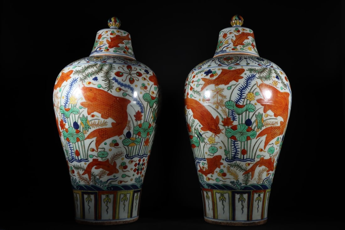 A Pair of Exquisite Wucai Fish and Lotus Pattern Vase: A Pair of Exquisite Wucai Fish and Lotus Pattern Vase Ming Dynasty, China Jiajing Six-character Mark Size:60cmx32cm (The Dimensions Of All Batches Are Manually Measured.If You Need More Detailed