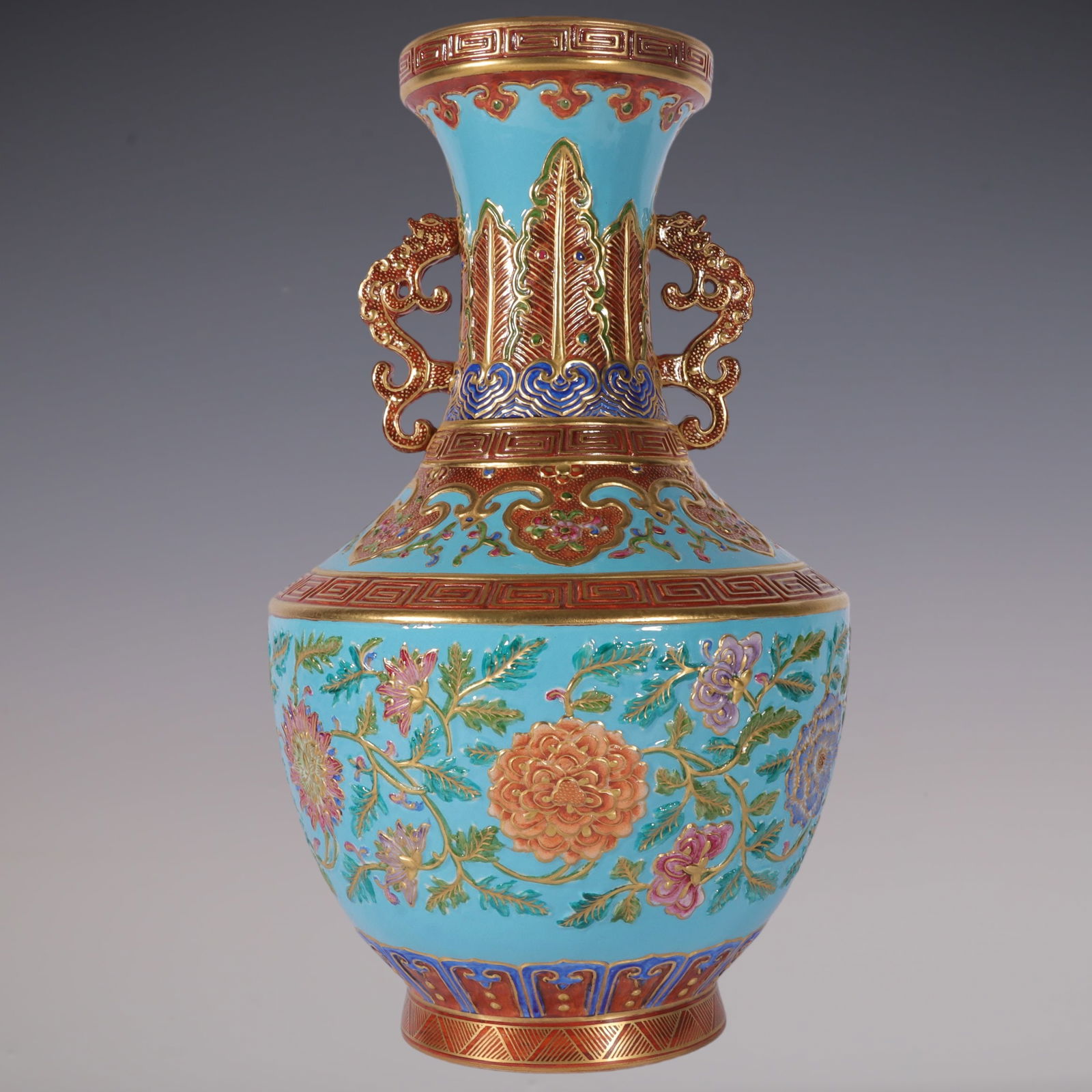An Exquisite Enamel Green Ground Painted Gold Flower Pattern Double-Ears Vase: An Exquisite Enamel Green Ground Painted Gold Flower Pattern Double-Ears Vase Qing Dynasty, China Qianlong Six-character Mark Size:33cmx18cm (The Dimensions Of All Batches Are Manually Measured.If