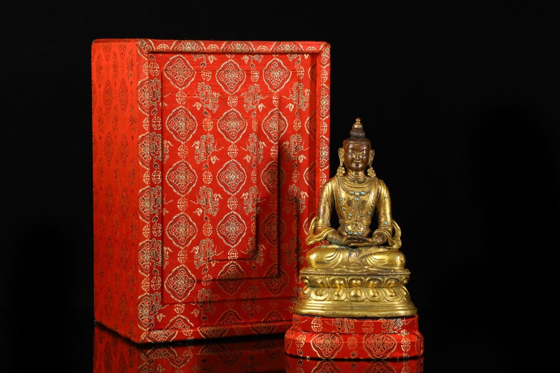 An Exquisite Gilt Bronze Inlaid Gems Buddha Statue: An Exquisite Gilt Bronze Inlaid Gems Buddha Statue Qing Dynasty, China Size:16cmx10cm Weight:535g (The Dimensions Of All Batches Are Manually Measured.If You Need More Detailed Information, Please