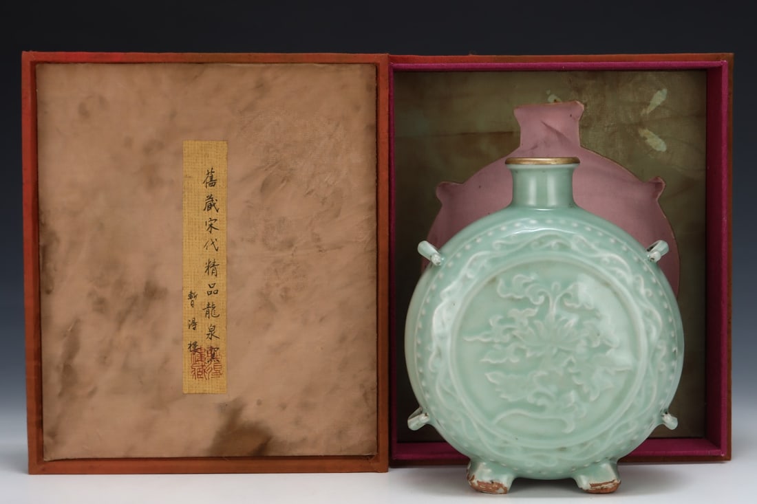 An Exquisite Longquan yao Flower Pattern Vase: An Exquisite Longquan yao Flower Pattern Vase Song Dynasty, China Size:21.3cmx17.5cm (The Dimensions Of All Batches Are Manually Measured.If You Need More Detailed Information, Please Contact Our