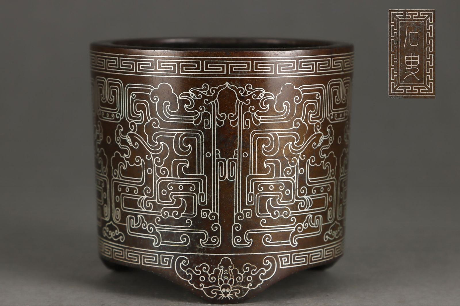 An Exquisite Bronze Inlaid Silver Phoenix Pattern Tripod Censer: An Exquisite Bronze Inlaid Silver Phoenix Pattern Tripod Censer Ming Dynasty, China Size:8cmx8.8cm Weight:800g (The Dimensions Of All Batches Are Manually Measured.If You Need More Detailed